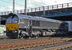 eine schwarze MRCE Class 66 verl�sst mit einem Containerzug den ...