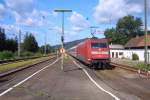 BR 101 062-8 verl�sst Hausach, um mit ihrem IC 2006 ...