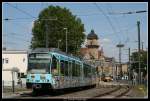 Der Zweisystemer 880 bei der Ausfahrt vom dem Heilbronner Hauptbahnhofsvorplatz ...