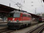 br-1142 Die 1142 677 am 11.07.2009 bei einer Rangierfahrt im Salzburger Hbf. 