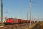155 117-5 passiert mit ihrem aus Selbstentladewagen bestehenden G�terzug, am ...