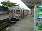 mizuma-bahn Die Mizuma-Bahn: Von den 1990 vom T�ky�-Konzern (Teil der Tokyo S-Bahn) �bernommenen 10 Wagen (T�ky� Serie 7000, Baujahre 1962-1966, f�r Einfahrt in die Tokyo-U-Bahn geschaffen) wurden 2006/7 8 Wagen v�llig modernisiert (so ergaben sich die neuen 2-Wagenz�ge 1001/3/5/7). Hier steht Zug 1001+1002 an der Endstation Mizuma, 16.August 2008. 