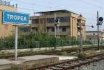 Bahnhof Tropea mit Wasserkran in Calabrien/Italien im Dezember 2003  ...