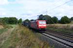 BR 185 mit Zugen Am 29.08.09 ist die Werbe-185 die 185 142-7 mit ihrem G�terzug zwischen Gro�en-Linden und Langg�ns unterwegs.