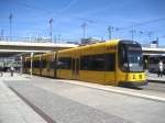 dresden-niederflurwagen-haltestellen-strecken NGT D 12 DD - 2822 -
auf dem sehr gut gestalteten 
Vorplatz des Hauptbahnhofs.
24.08.2009