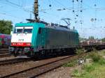 Mit Schwung f�hrt E186 210 mit einem Zug voller Metallbarren ...
