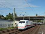 Dieser frischlackierte ICE der Baureihe 401 passiert am 29.08.09 die ...