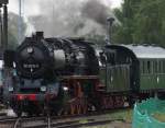 50 3616-5 (VSE Schwarzenberg) rangiert den Berliner Sonderzug zum Museumsbahsteig ...