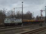 ITL 232 009 steht am 27.02. 09 mit einem Bauzug abgestellt ...