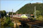 CAT Taurus 1116 142 f�hrt im letzten Abendlicht mit EC ...