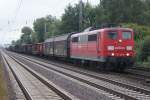 151 128-6 mit einem gemischten G�terzug am Haken,fuhr am 05.09.2009 ...
