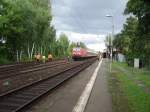Eine BR 143 mit der RB 55 in Maintal Ost. ...