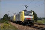 E189 927RT und eine Schwesterlok bespannen einen Kombizug zum Brenner. ...