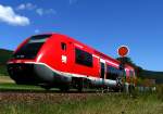 Der 641 006, in dessen Fensterscheiben sich das Vorsiganl zum ...