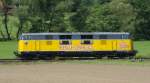 Die sch�ne V200.21 der EBW Cargo rauscht Lz in Fahrtrichtung ...