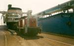 291 043 im April 1998 beim Beladen der F�hre Trelleborg ...