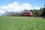 Re 4/4 II 11136 n�hert sich am 5.9.09 mit dem ...