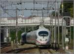 Der ICE hat den Bahnhof von Ans durchfahren und setzt ...