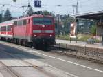 Eine Br 111 f�hrt in Traunstein auf Gleis 2 ein. ...