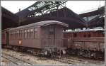 760mm Das Neuste an diesem Personenwagen ist das Logo der stattlichen Eisenbahngesellschaft RFFSA, w�hrend der G�terwagen noch als ehemaliger Privatbahnwagen der Centro Oeste erkennbar ist. Sao Joao del Rei. (Archiv 03/1979)