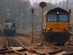 br-266-class-66---jt42cwr Eine Class66 steht in Aachen West vor einem roten Signal. Im Hintergrund ist Lok V 105 'Sally' der Rurtalbahn zu sehen. 