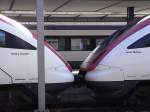 icn Henry Dunant und Henri Dufaux geben sich K�sschen in Basel SBB (6.9.09).