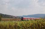 Steuerwagen Bauart Karlsruhe Nachdem ich mir einen Weg durch das Sonnenblumenfeld zwischen Dettingen und Owen gebahnt hatte, konnte dort eine RB von Oberlenningen nach Wendlingen bildlich festgehalten werden. Aufnahmedatum ist der 10.9.2009.