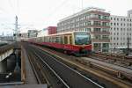 S5 nach Lichtenberg mit DB 481 358-0 bei der Einfahrt ...