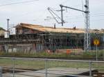 Lokschuppen Nach erfolgreicher Wiederinbetriebnahme der Drehscheibe zum 1. Juli 2009 erh�lt nun der zw�lfst�ndige Ringlokschuppen des ehemaligen Bahnbetriebswerkes Wismar eine umfassende Dachreparatur und Instandsetzung weiterer Bauteile. Zuk�nftig wird er Heimstatt der Fahrzeuge der Eisenbahnfreunde Wismar sein.
