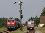 br-628-----928--629 Die 217 015 und die 225 002 mit einem Kurzen Kesselwagenzug und der 628 560 mit der RB nach M�hldorf am 25.08.2009 in T��ling.