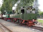 Losnitzgrundbahn Zwei gr�ne IVk Lok 145 und Lok 176 in Moritzburg am 12.09.09 12:00 Uhr