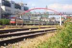 re-460-mit-zugen IR 2132 mit Re 460 082-1 'Ceresio' am Haken (dieser Zug k�nnte theoretisch komplett gr�n sein, wenn der 2. Wagen kein Railvox h�tte.) hat soeben Konstanz verlassen und begibt sich auf Weiterfahrt Richtung Kreuzlingen, Z�rich, Biel. 13.09.09.