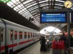 IC-Zuge und IC-Wagen IC 1817 (er kommt zuf�llig zu mir) mit besonderen Wagen (4 Bvmz, 1 Bmpkz(Ex-Tourstik-Gro�raumwagen, dessen Innenraum ich von drau�en durch das Fenster gesehen habe), 1 Avmz, 1 Bimz, 1 Bimdz)

Zu sehen ist ein Bvmz-Wagen (links) und der IC 1817 aus Hamburg-Altona hat 5 Minuten Versp�tung zum K�ln Hbf. 

Aufnahme: 02.08.09