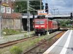 Die 143 805-0 bei der Einfahrt in den L�becker Hbf ...