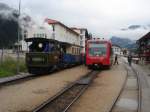 2 Generationentreffen im Bahnhof Zell am Ziller:moderner Wendezug in Fahrtrichtung ...