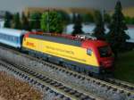 BR 182 009 Railion mit DHL Werbung und einen IR, ...