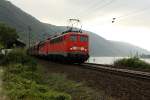 BR 140 mit Zugen 140 833 und eine Schwestermaschine ziehen einen Ganzzug aus Fals-Waggons bei Assmannshausen in Richtung Koblenz am Rhein entlang, 10.09.09