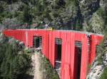 strecke-albulabahn-1-rei-fi Das ber�hmte Landwasserviadukt ist aufgrund von Renovierungsarbeiten momentan in einem roten Ger�st verh�llt. Um so mehr hat es mich am 17, August 2009 gefreut, dass dieser Tm 2/2 einen sch�nen Kontrast dazu bildet.