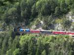 strecke-albulabahn-1-rei-fi Es hat ein wenig Modellbahnatmosph�re, aber diese Ge 4/4 III (Lok 652: Werbung f�r den Hockey Club Davos) zog am 17. August 2009 tats�chlich diesen RegioExpress nach Chur am Fotografen vorbei.