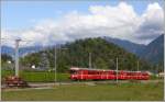 R1553 nach Rh�z�ns mit Steuerwagen 1714 bei Ems Werk. (14.09.2009) ...