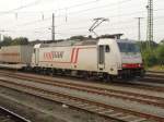 185 578-2 der Crossrail steht in Magdeburg Hbf, der Tf ...