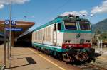 E632 002 steht am 04.08.09 mit einem Regionalzug im Bahnhof ...