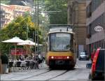 stadtbahn-karlsruhe-hier-nur-die-s-bahnen Eng geht es zu in der Innenstadt von Bad Wildbad. Wo sonst f�hrt eine derart langer Stadtbahnzug direkt an Stra�encaf�s vorbei? 19.09.2009 (Matthias)