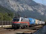 1x16-werbeloks Die 1016 035 (rail jet) am 19.09.2009 mit einer RoLa bei der Durchfahrt in Schwaz. 
