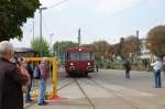 br-795--796--798--db-vt-95--vt98--uerdingerschienenbus Viele begeisterte Eisenbahnfans kamen am 19. September 2009 nach G�ppingen zu den M�rklin-Tagen. Was dort auf sie wartete war, wie jedes Mal, ein tolles Angebot. Aus dem fernen N�rdlingen reiste ein Schienenbus-Doppel an, mit welchem Pendelfahrten vom Leonhard-Weiss-Gel�nde zum Bahnhof �ber das alte Boller Gleis durchgef�hrt wurden. Hier sieht man den Schienenbus gerade bei der Einfahrt ins Leonhard-Weiss-Gel�nde.