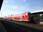 berlin-und-brandenburg Doppelstock-Steuerwagen (2. Gattung) als RE4 nach Wismar im Bahnhof Nauen.