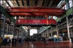 Cottbus Vorf�hrung: Anheben einer Lok - Hier wird 185 281-3 �ber die anderen Arbeitsgleise mit dem Kran transportiert. Der Kran kann eine Last von insgesamt 80t heben (135 Jahre Werk Cottbus, Cottbus 19.09.2009)
