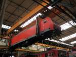 BR 145 145 030-3 schwebt rasnt durch die Halle beim Tag der offenen T�r im AW Dessau.