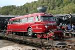 Eisenbahnmuseum Bochum-Dalhausen Der Schiene-Stra�e Bus BS300 sonnt sich auf der Drehscheibe vor dem Lokschuppen. Ein gelungenes Fest bei bestem Wetter. Herbstmuseumstage 19.9.2009