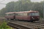 br-795--796--798--db-vt-95--vt98--uerdingerschienenbus Die Sonne wollte sich am fr�hen Morgen noch nicht so richtig durchsetzen, als der 'Retter der Nebenbahn' in G�ppingen zu den M�rklin-Tagen eintraf. Er unternahm gegen einen geringen Unkostenbeitrag den ganzen Tag Pendelfahrten in ein ortsans�ssiges Unternehmen mit anschlie�ender Besichtigung dank Bahnanschlusses. (G�ppingen, 19.09.09).  